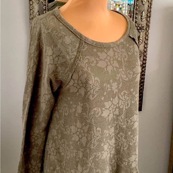 TOP PATTERN SWEATSHIRT FABRIC RUFFLE AVOCADO GREEN.  SIZE S//M - Picture 2 of 6